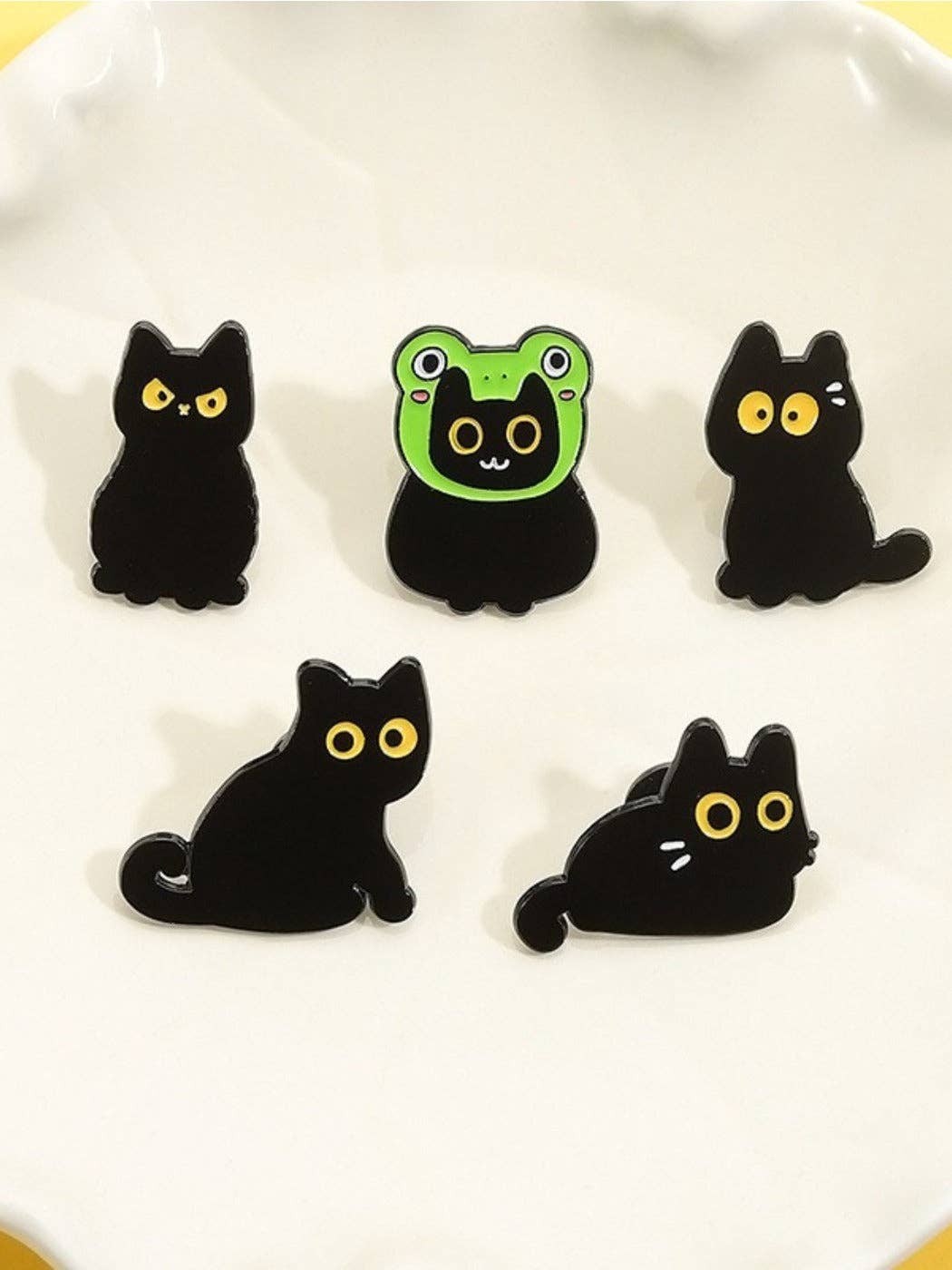Pinori - Yellow Eyes Cute Black Cat Brooch: D
