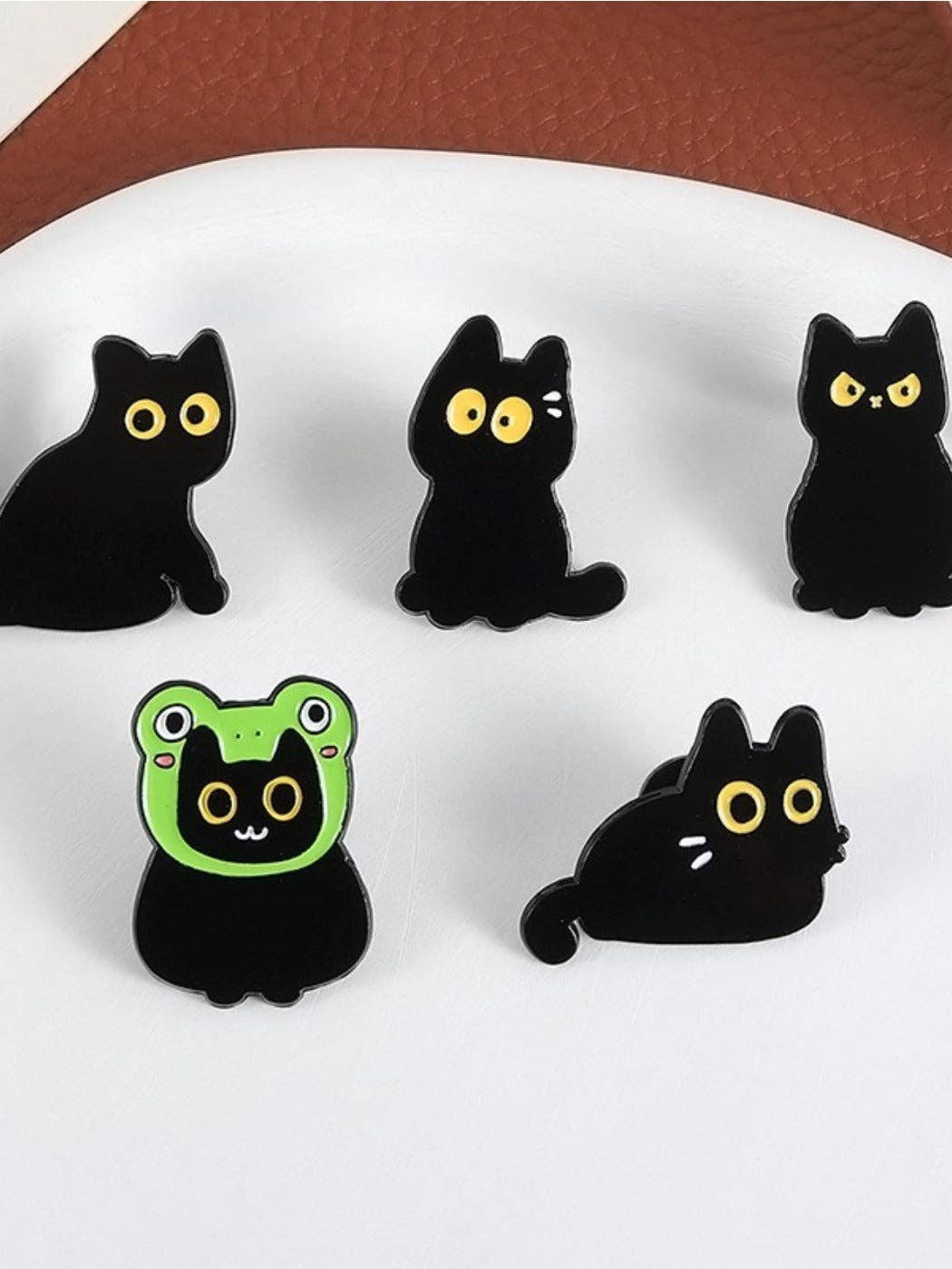 Pinori - Yellow Eyes Cute Black Cat Brooch: D